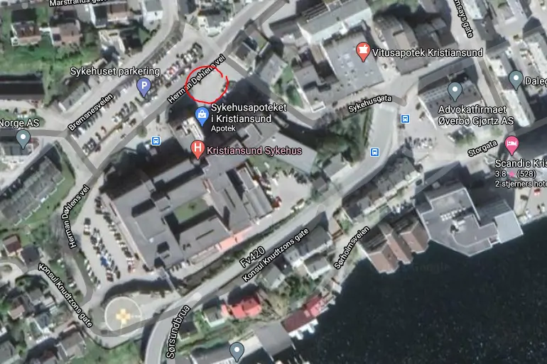 Kart over sjukehusområdet i Kristiansund. Ladestasjonar merka med raud sirkel