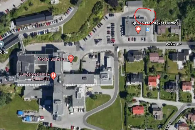 Kart over sjukehusområdet i Molde. Ladestasjonar merka med raud sirkel