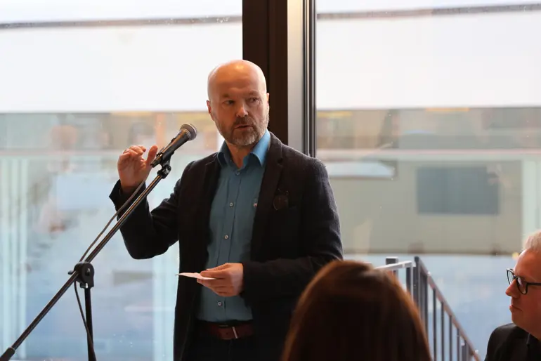 En mann som holder en mikrofon