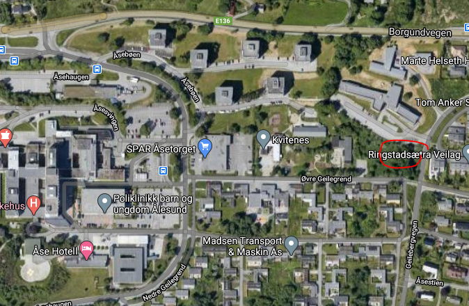 Kart over sjukehusområdet i Ålesund. Ladestasjonar merka med raud sirkel