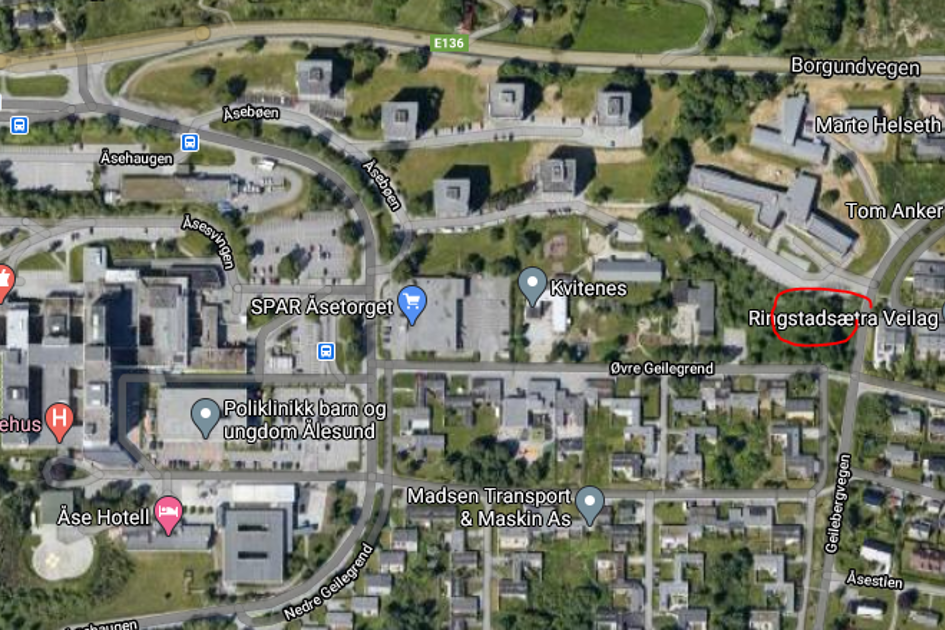 Kart over sjukehusområdet i Ålesund. Ladestasjonar merka med raud sirkel