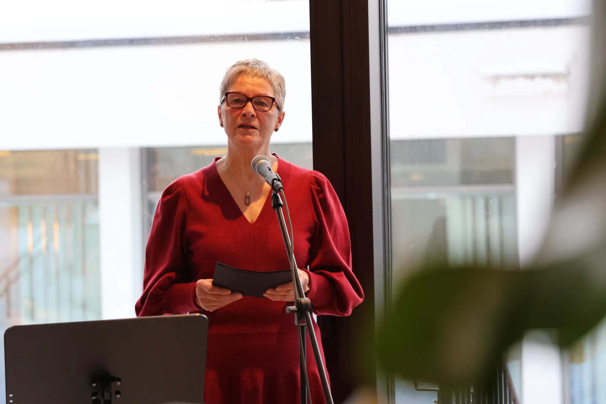 En person som snakker inn i en mikrofon