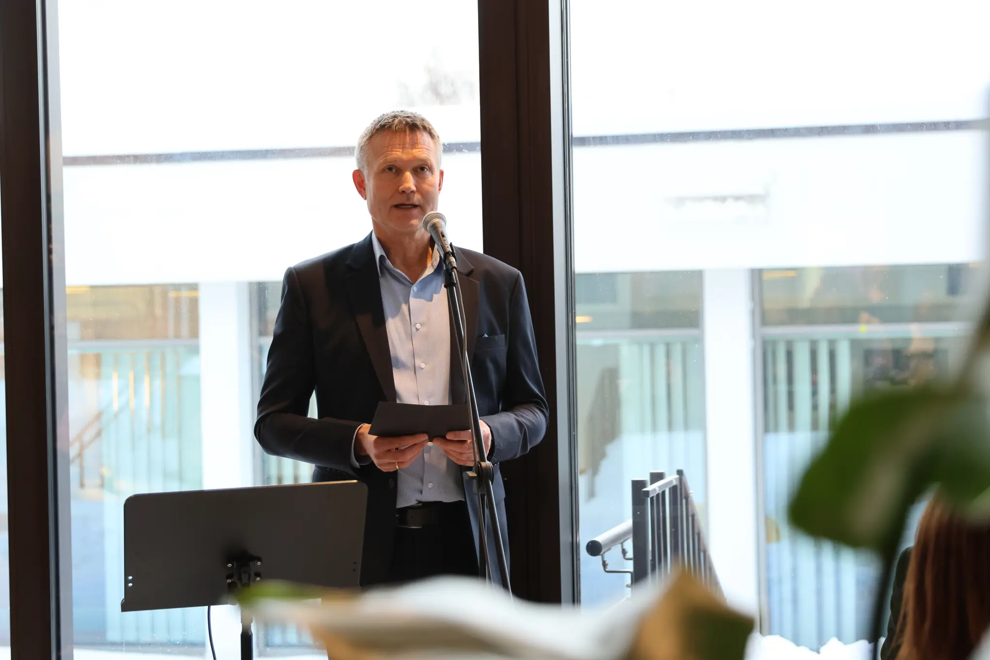 En mann som snakker inn i en mikrofon