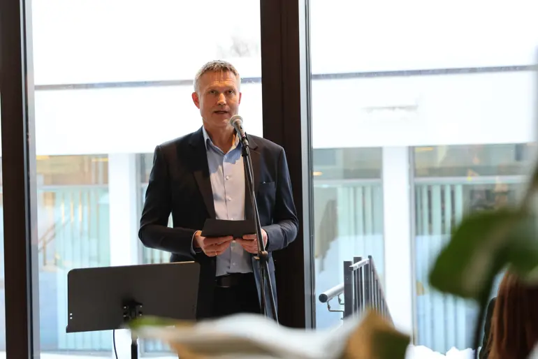 En mann som snakker inn i en mikrofon