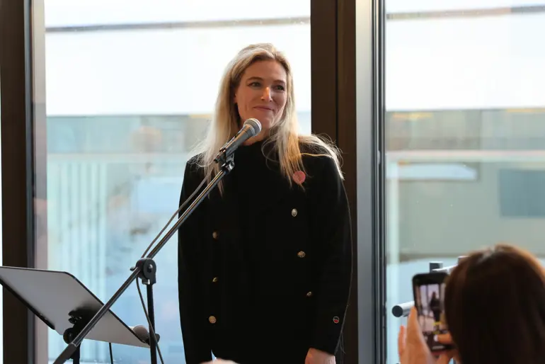 En kvinne som står på et podium
