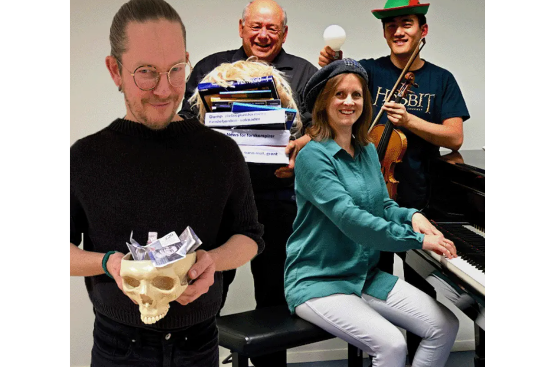 En gruppe mennesker som holder musikkinstrumenter