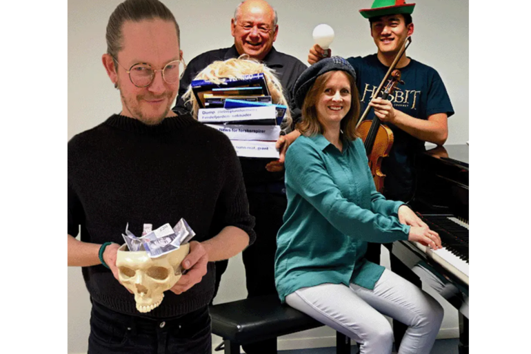 En gruppe mennesker som holder musikkinstrumenter
