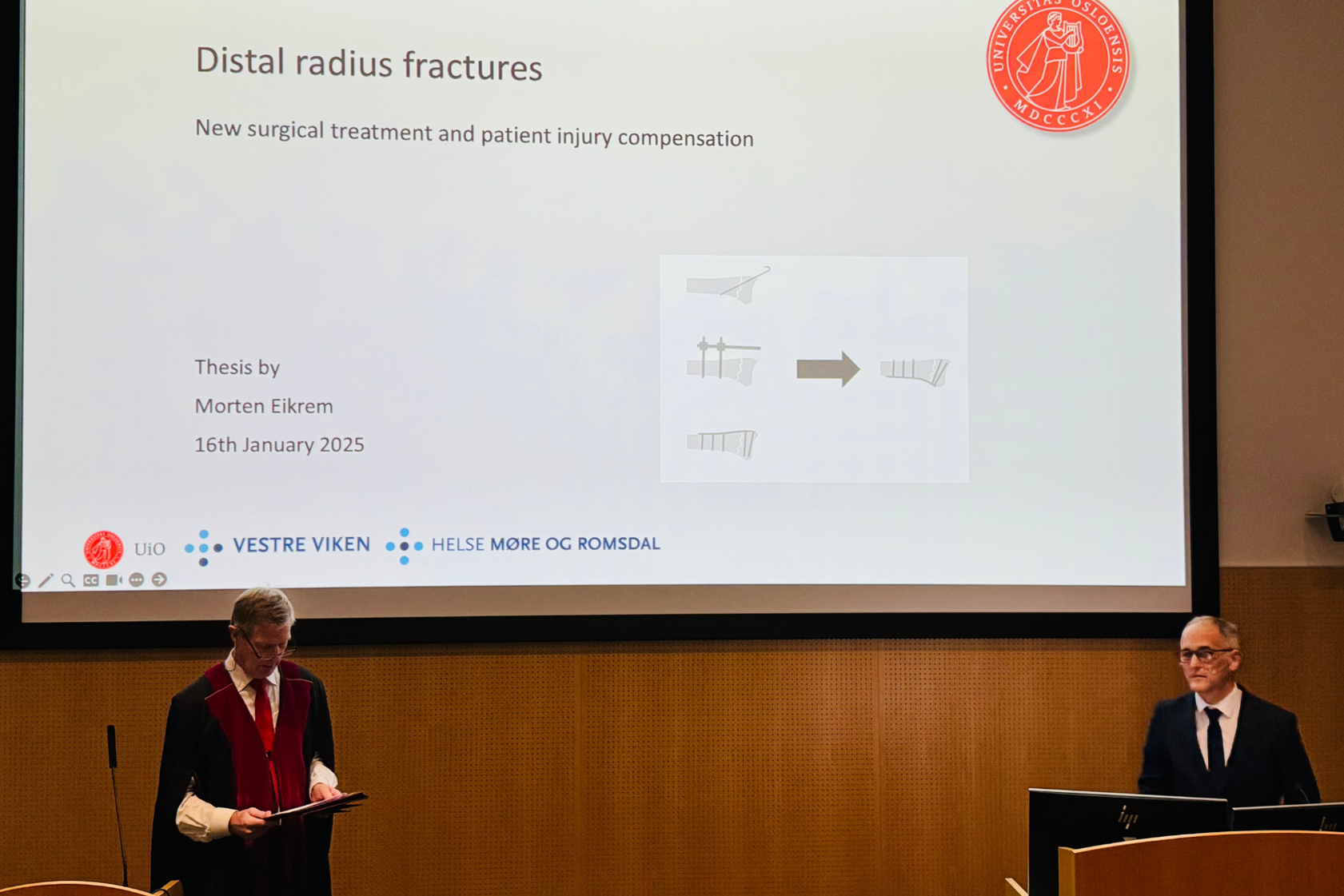 To menn på et podium foran et projektorlerret