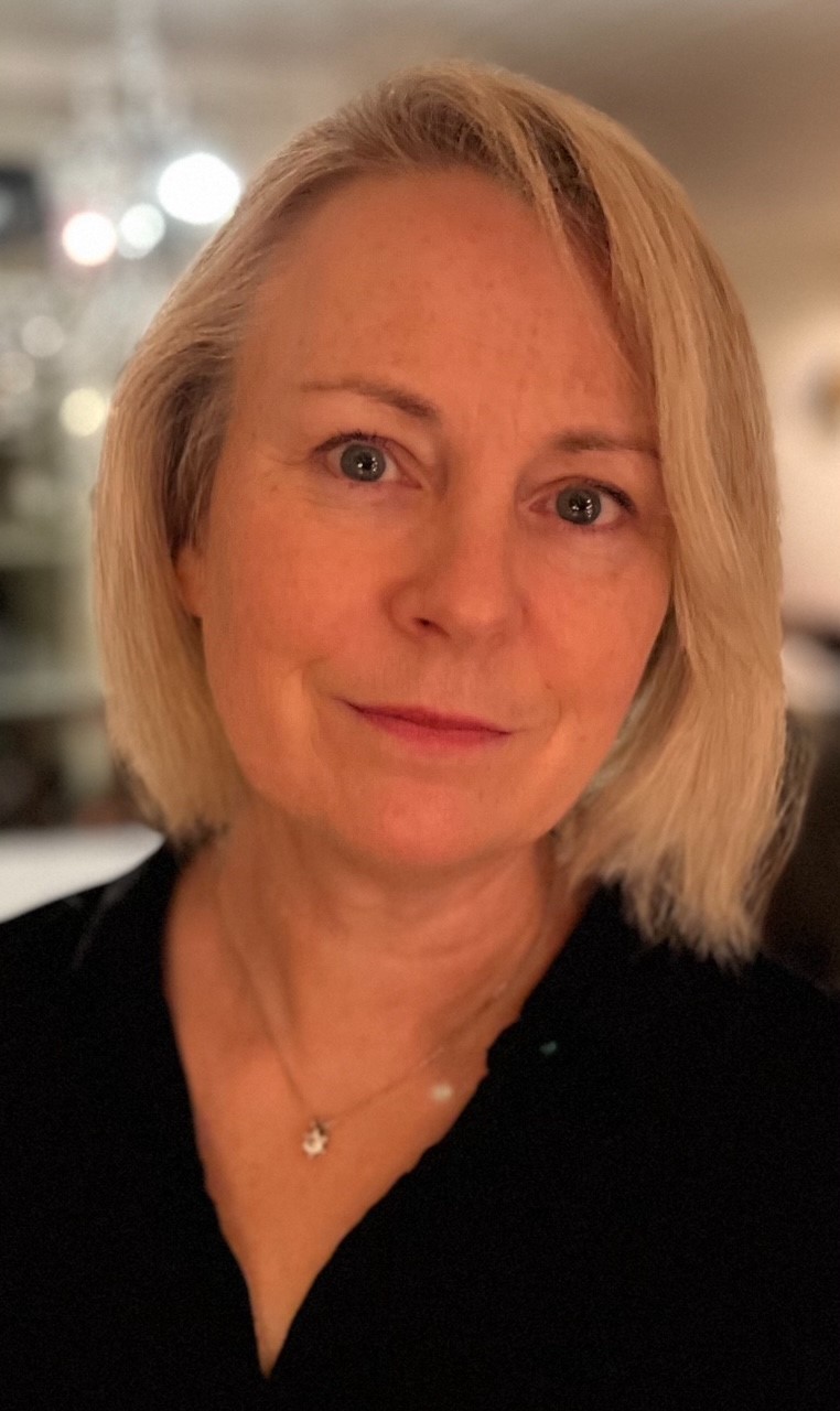 En kvinne med blondt hår