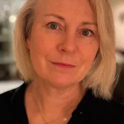 En kvinne med blondt hår