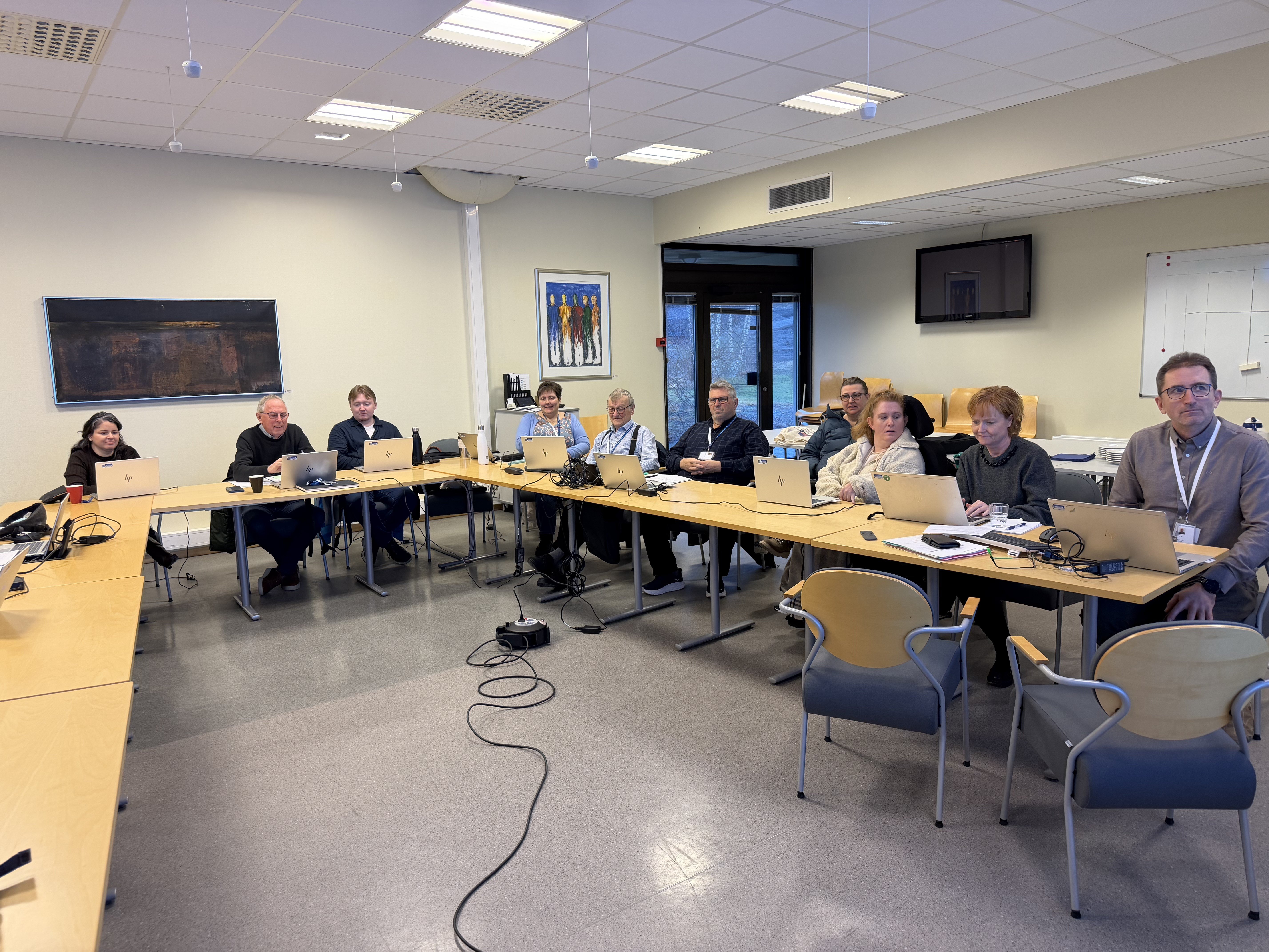 En gruppe mennesker som sitter ved bord