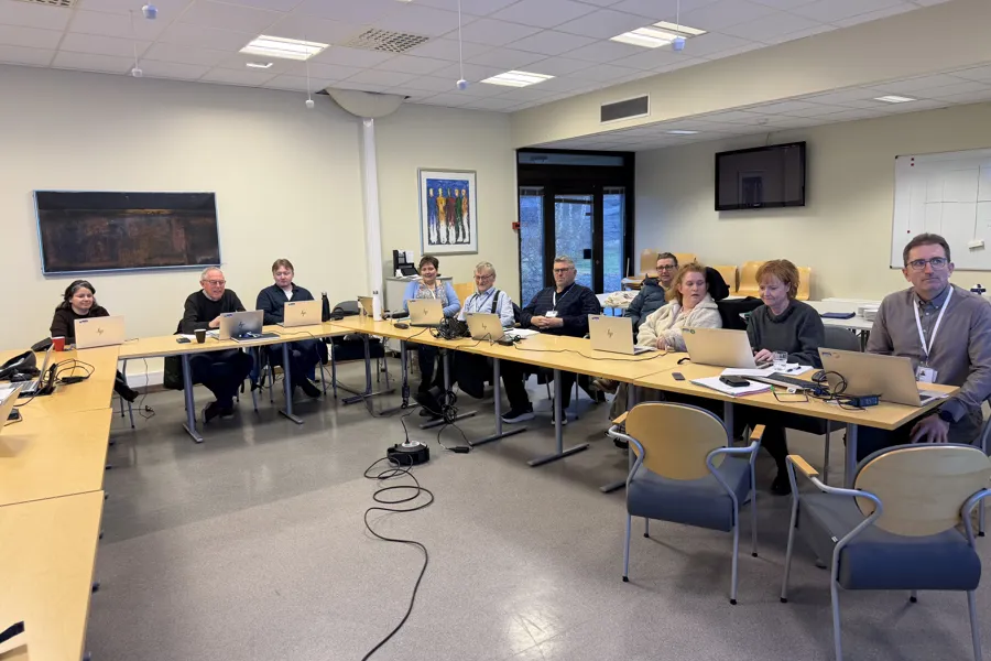 En gruppe mennesker som sitter ved bord