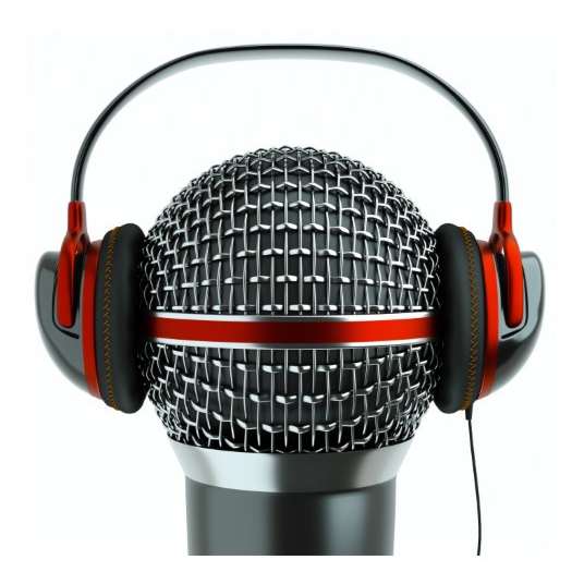 Et nærbilde av en mikrofon med hodetelefoner på