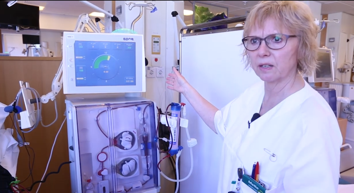 Intensivsjukepleiar viser fram ein dialysemaskin