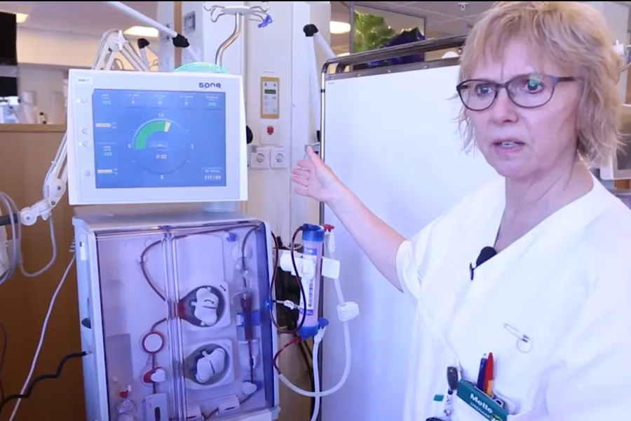 Intensivsjukepleiar viser fram ein dialysemaskin