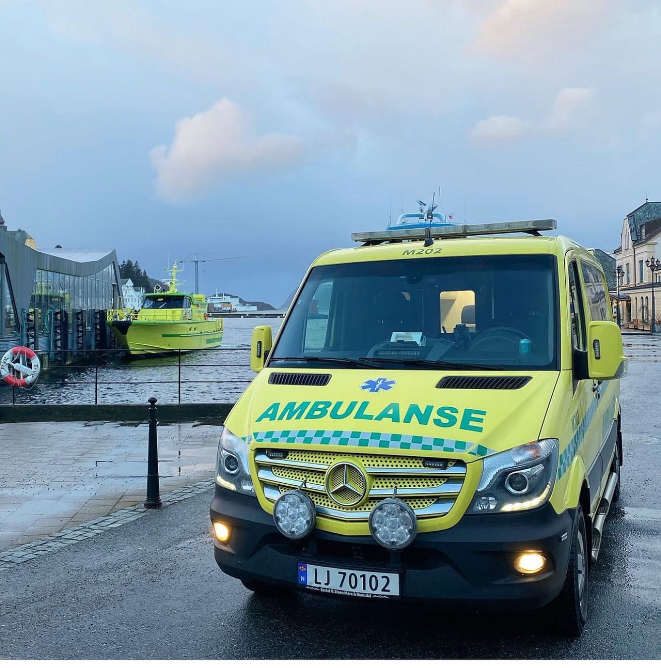 En gul lastebil på en vei