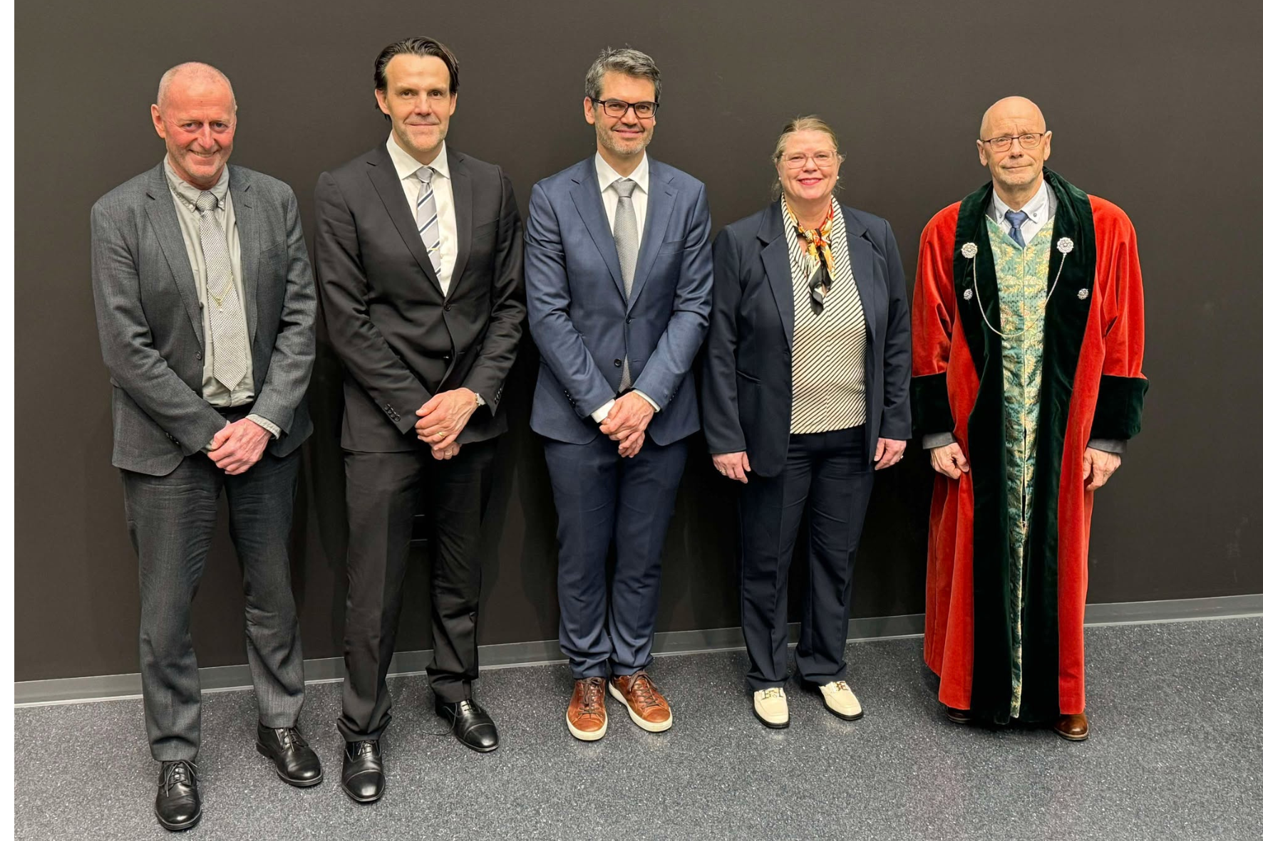 En gruppe som poserer for et bilde