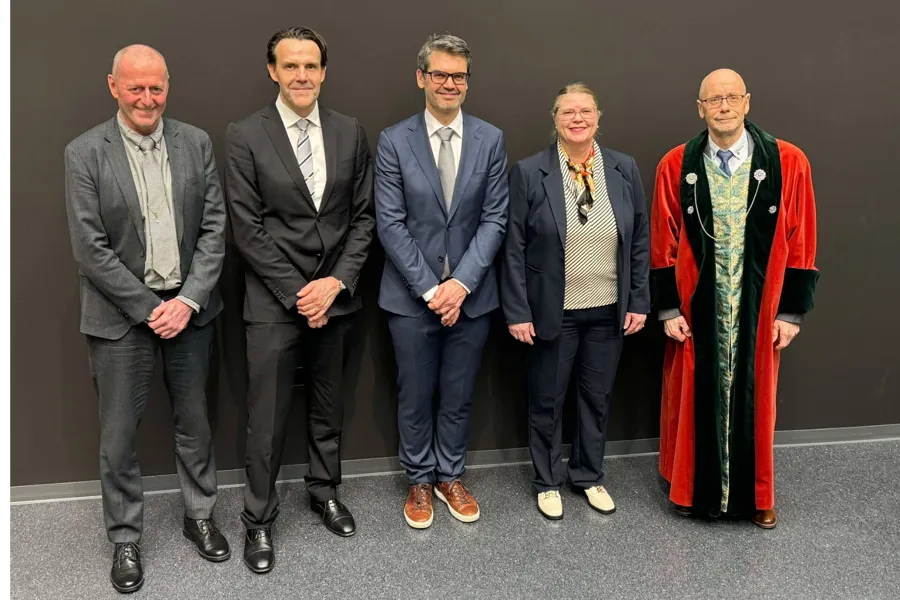 En gruppe som poserer for et bilde