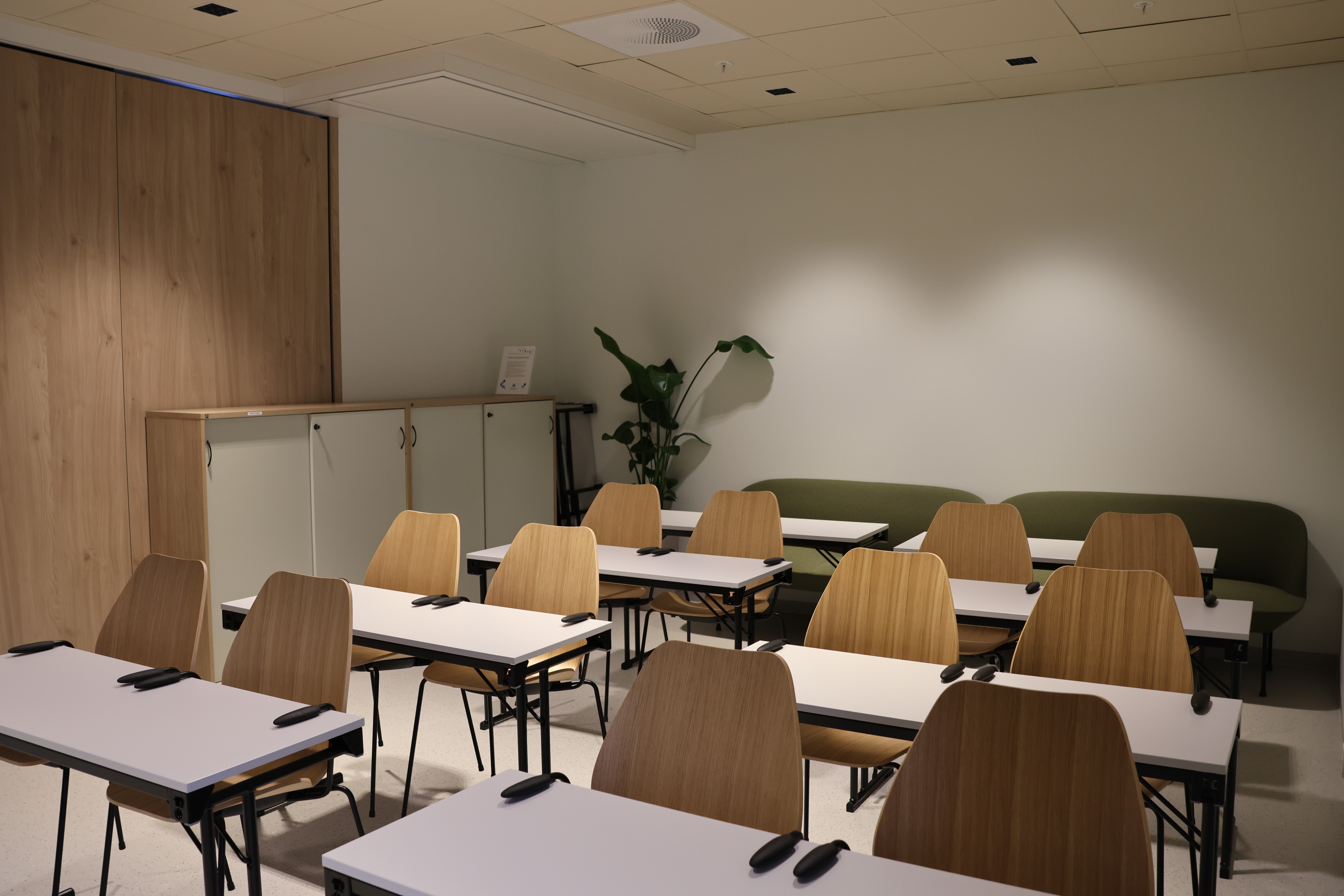 Et rom med bord og stoler