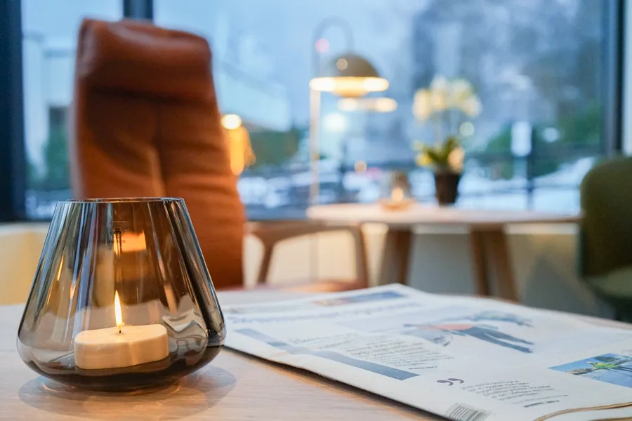 Et stearinlys på et bord