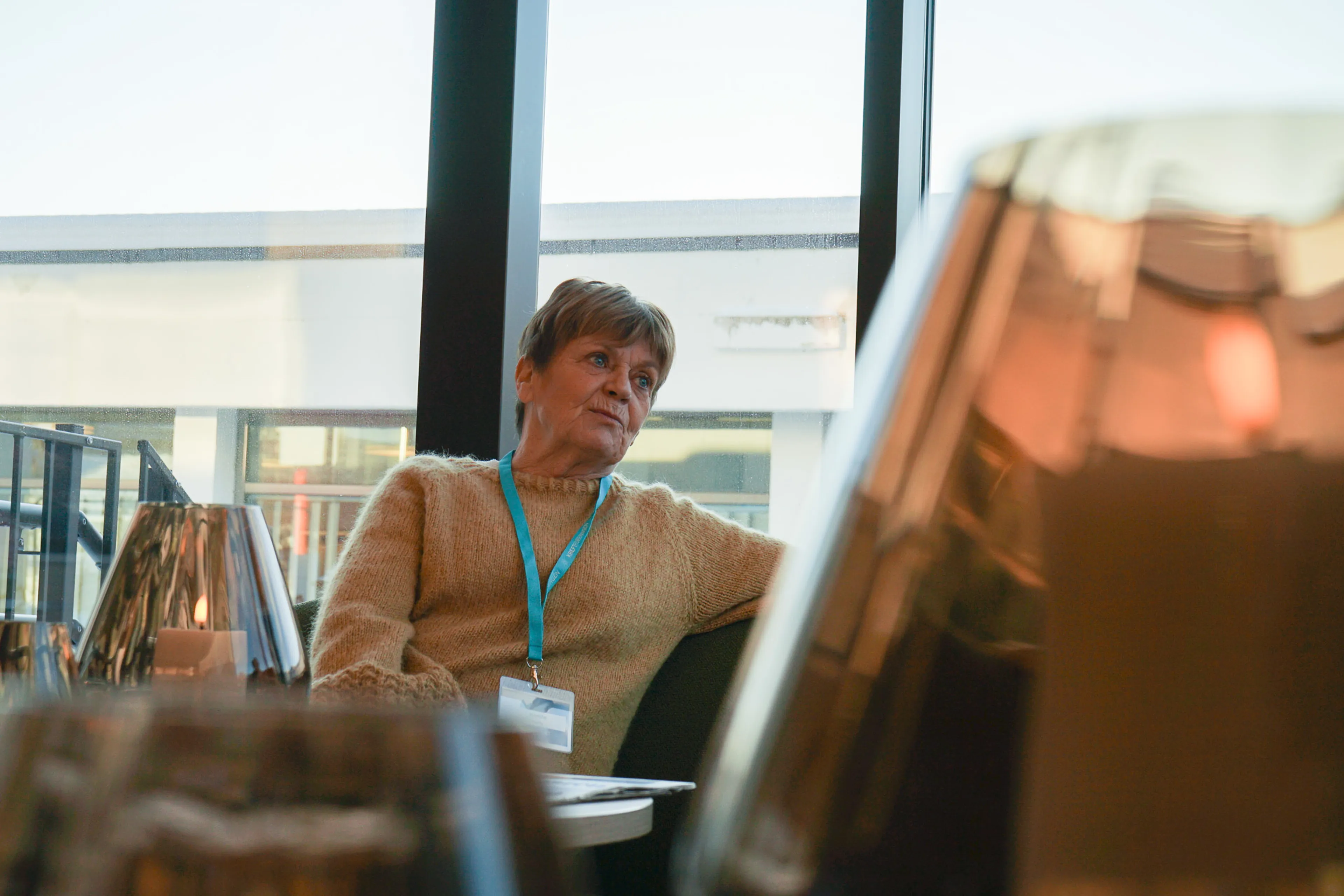 En mann som sitter ved et bord