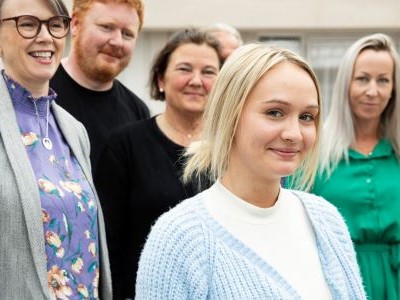 En gruppe mennesker som poserer for et bilde