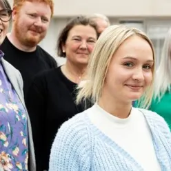 En gruppe mennesker som poserer for et bilde