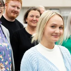 En gruppe mennesker som poserer for et bilde