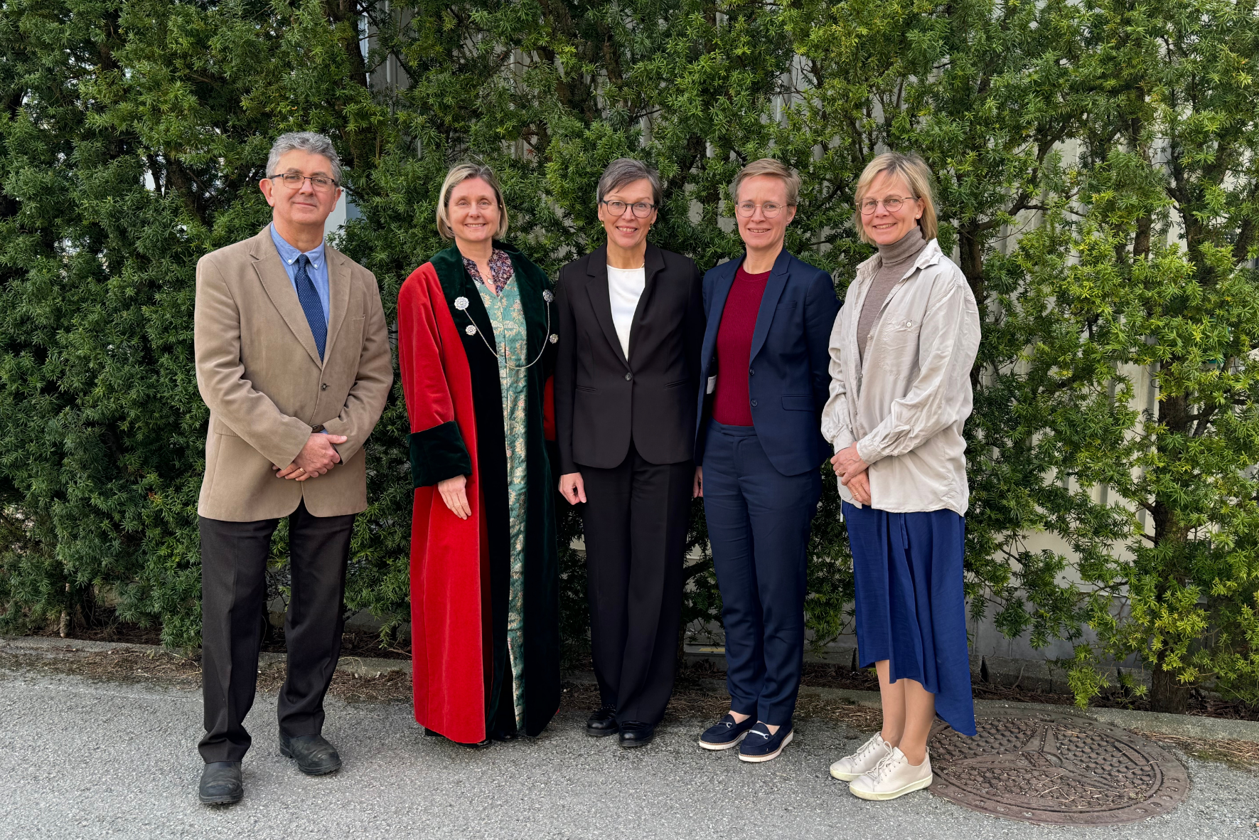 En gruppe mennesker som smiler