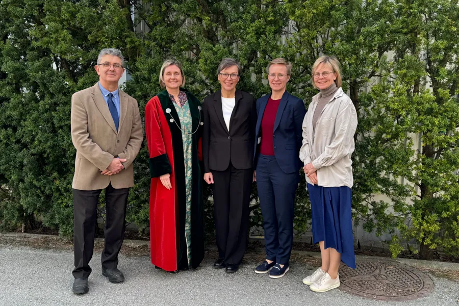 En gruppe mennesker som smiler