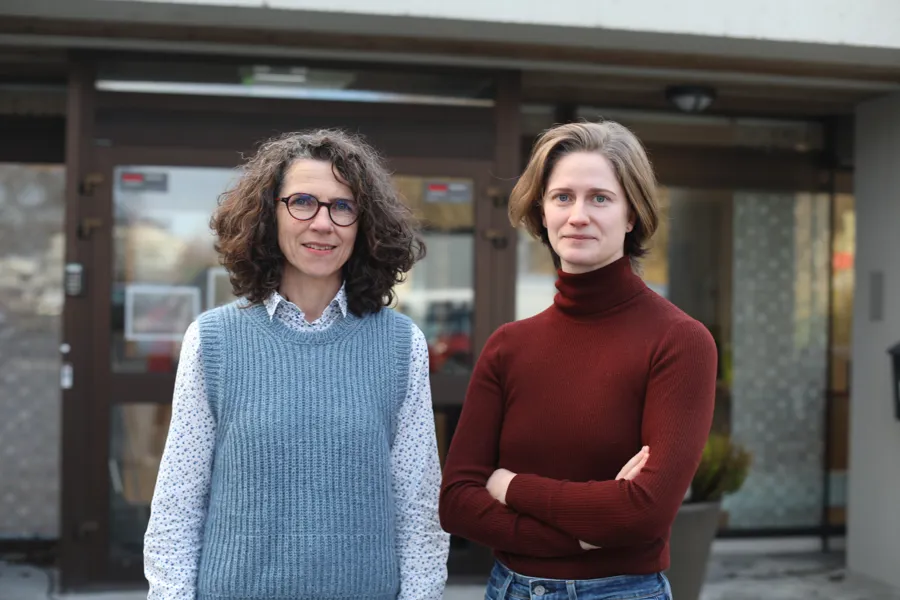 To kvinner som står ved siden av hverandre