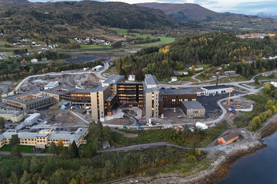 Flyfoto av sykehuset som ligger ved fjorden
