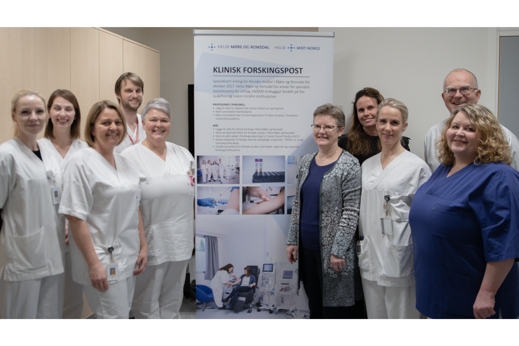 En gruppe mennesker som poserer for et bilde