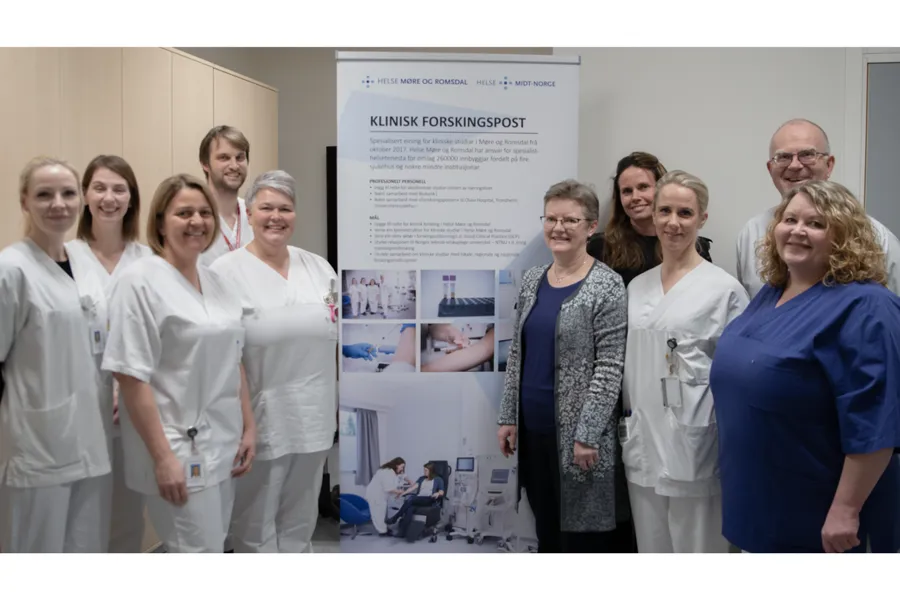 En gruppe mennesker som poserer for et bilde