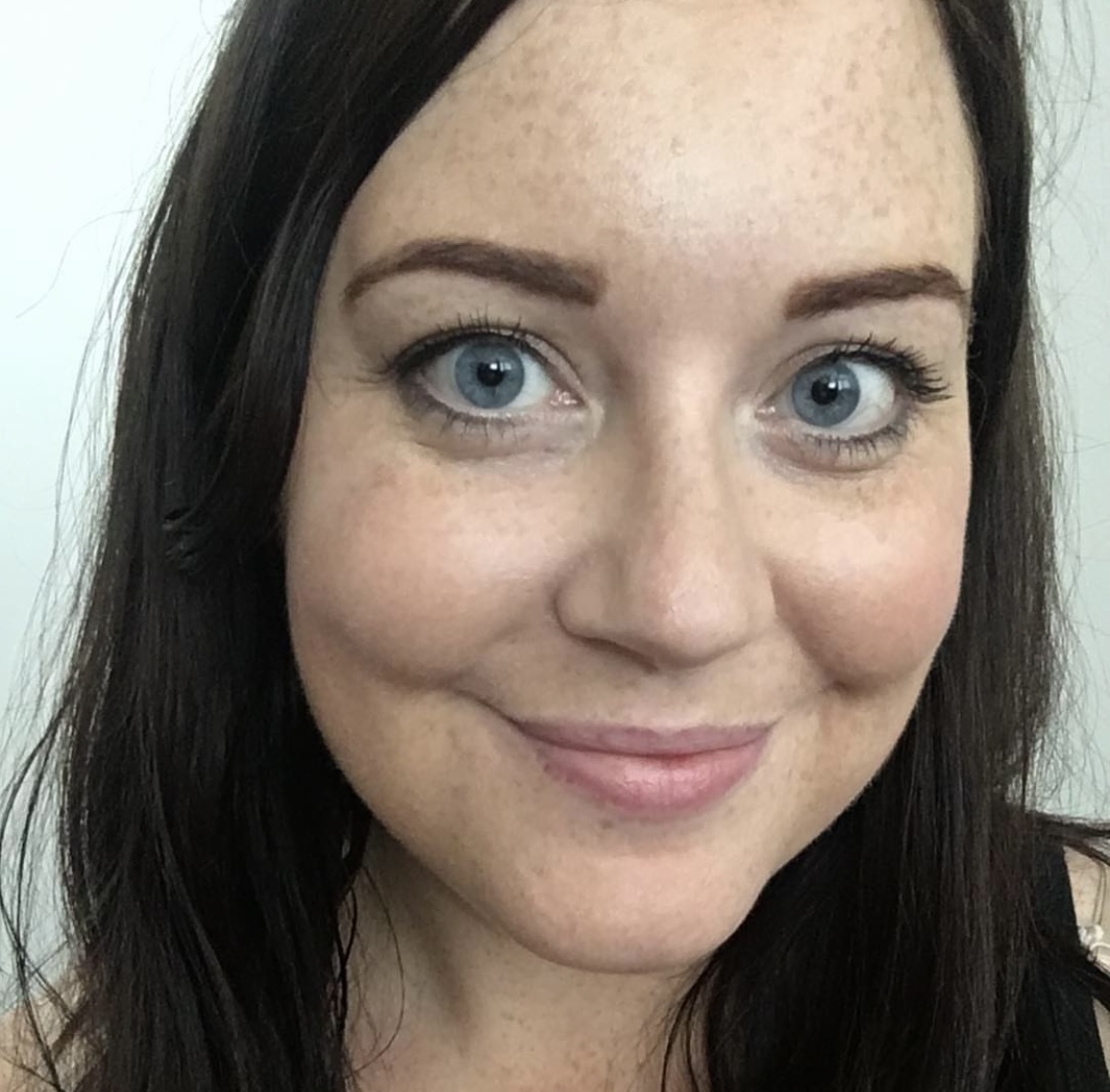 En kvinne som ser inn i kamera