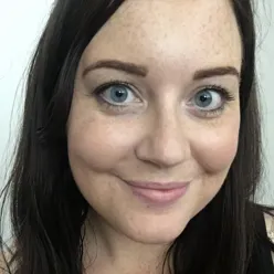 En kvinne som ser inn i kamera