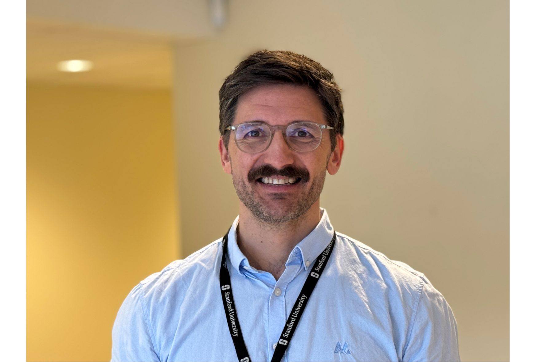 En mann med briller og nøkkelband