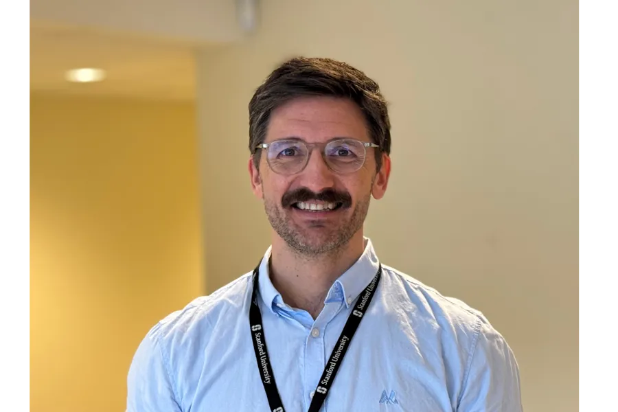 En mann med briller og nøkkelband