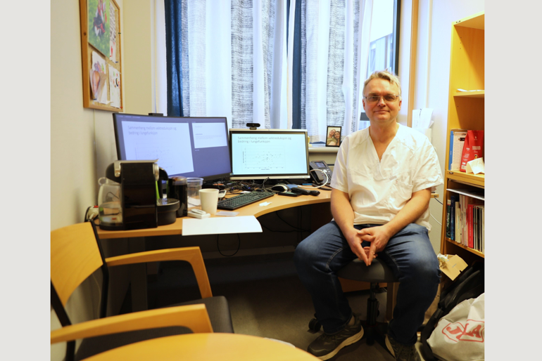 Bilete av Roth på kontoret sitt