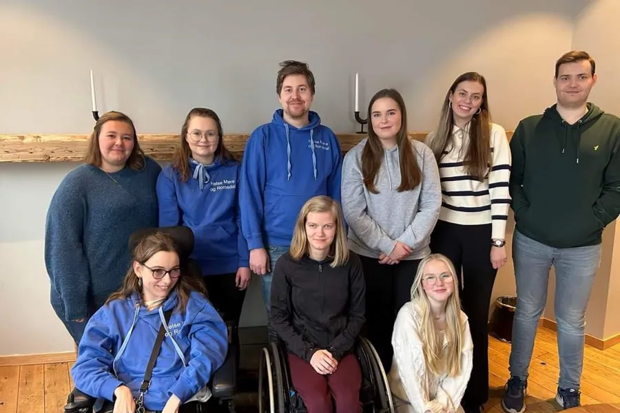 En gruppe mennesker som poserer for et bilde