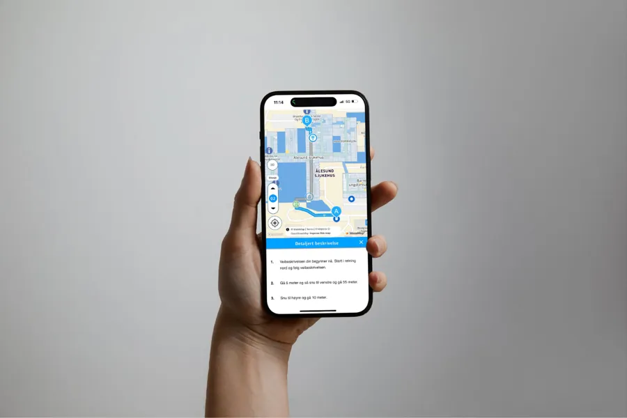 En hånd som holder en telefon
