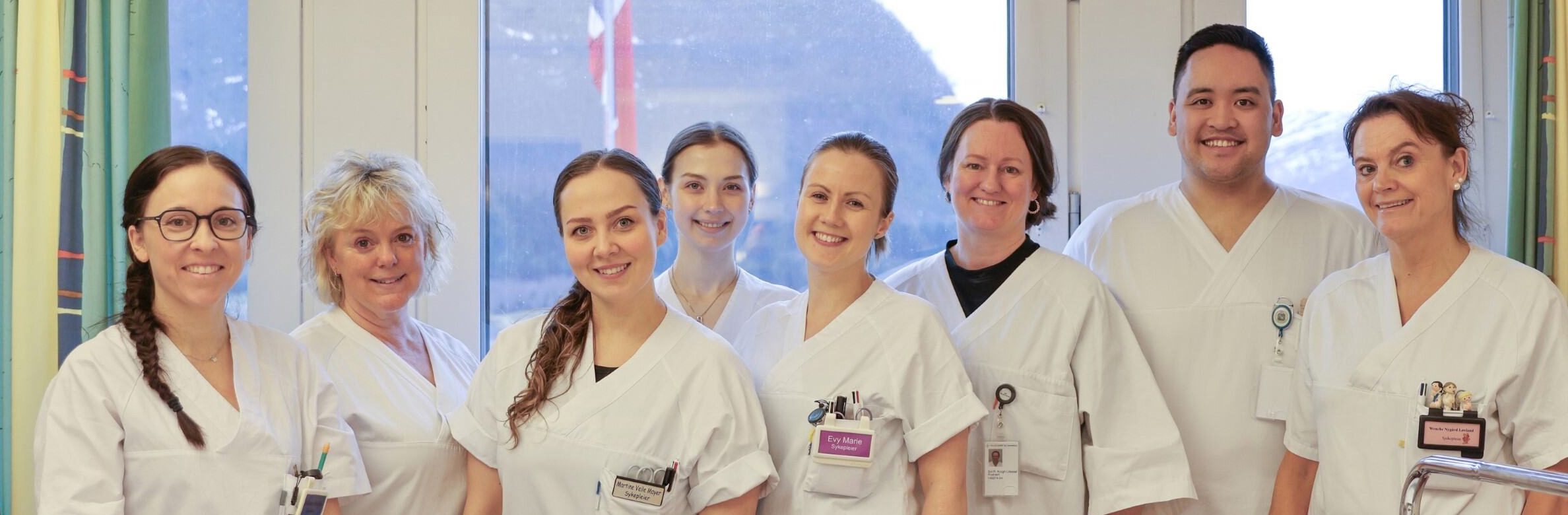 En gruppe mennesker iført hvite laboratoriefrakker og merker