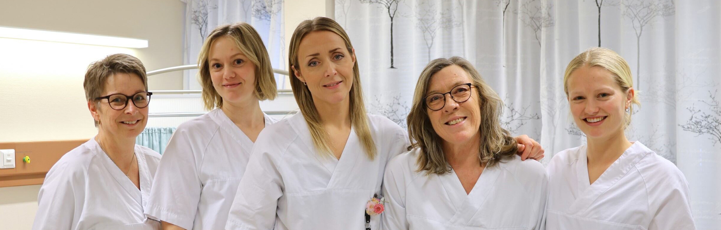 En gruppe mennesker som poserer for et bilde