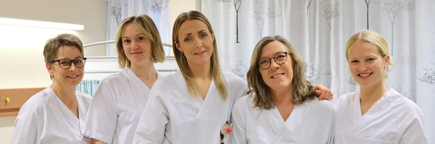 En gruppe mennesker som poserer for et bilde