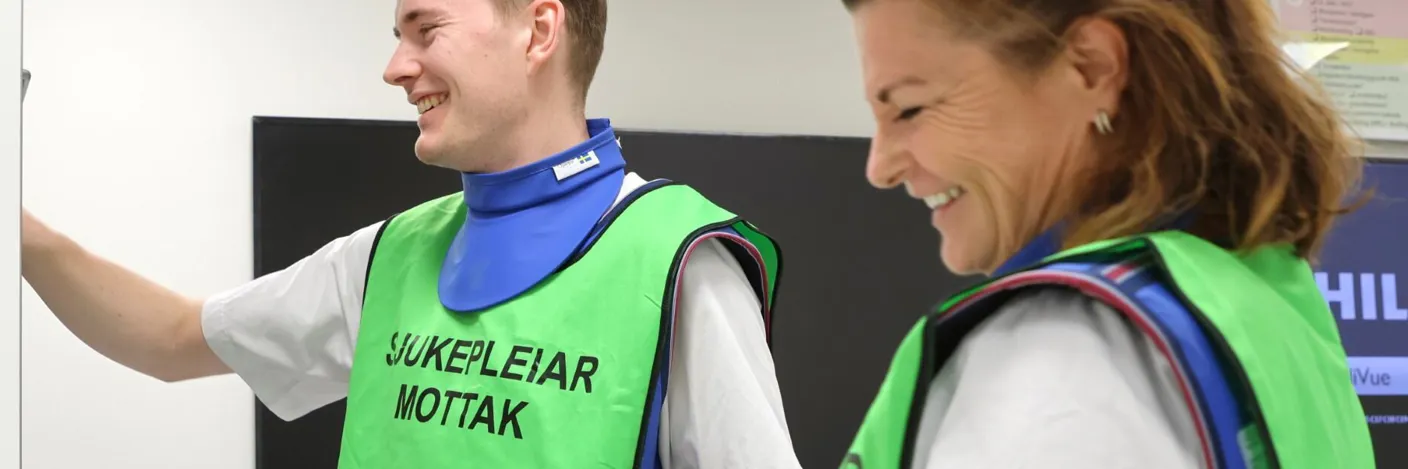 En mann og en kvinne som smiler