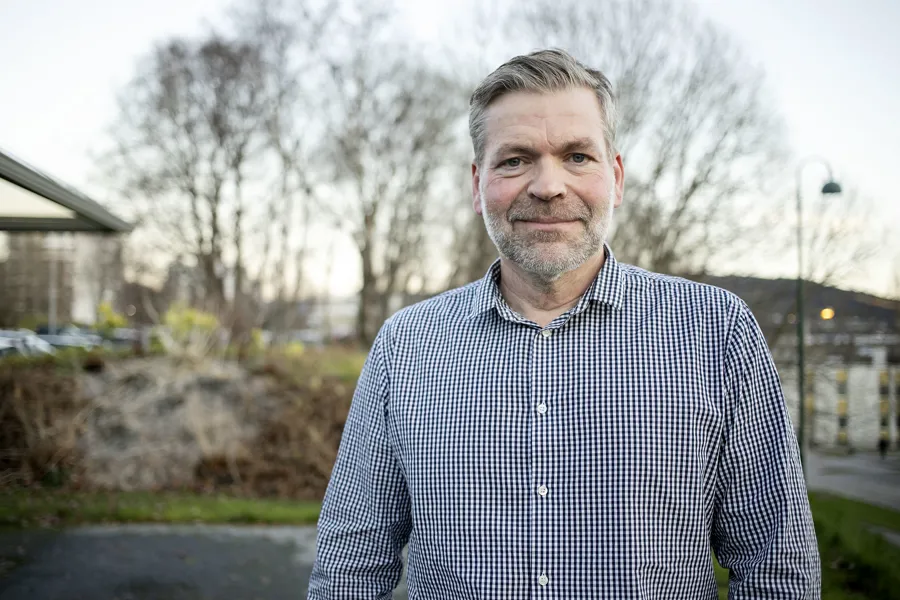 En mann som står utenfor