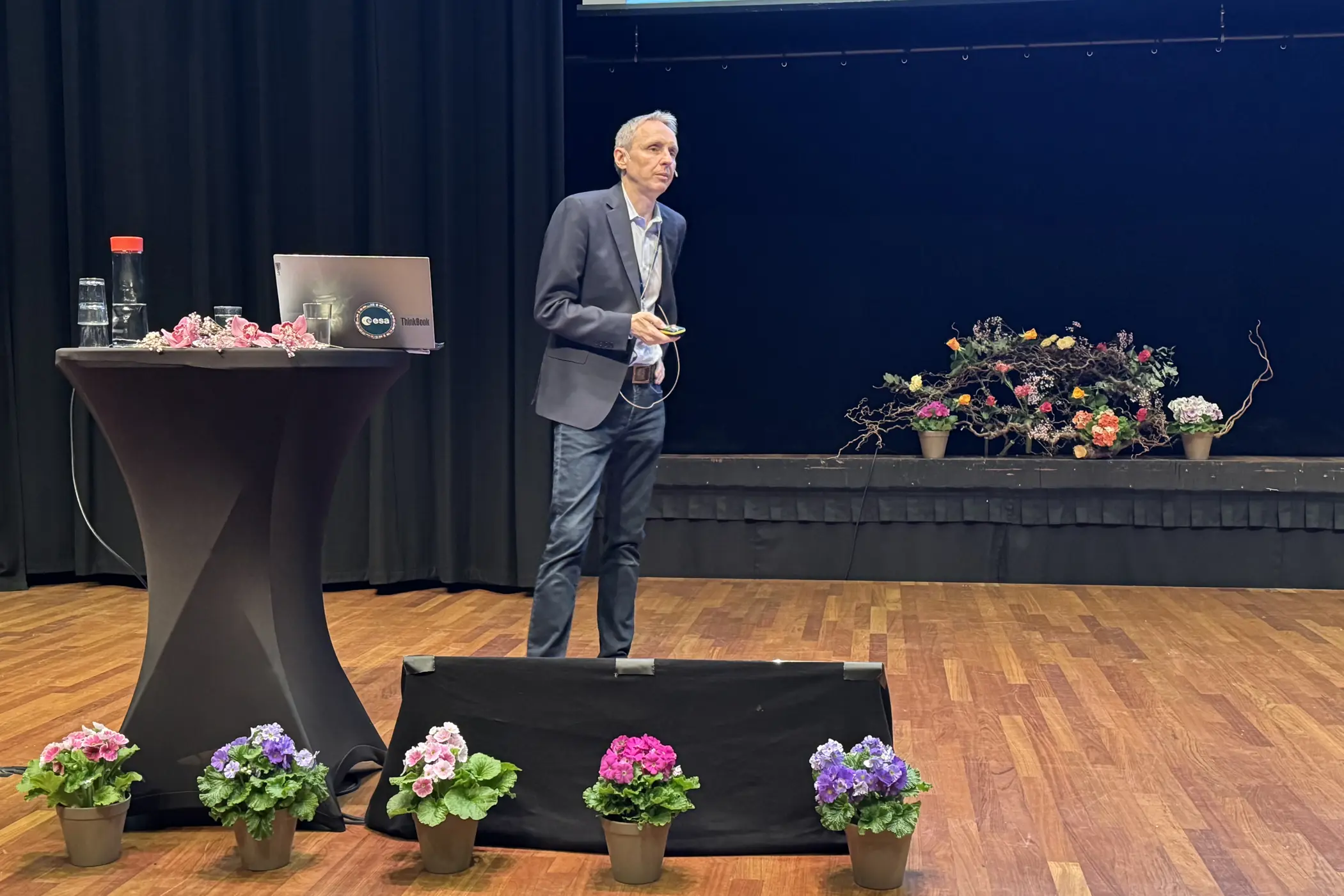 En mann som står på en scene