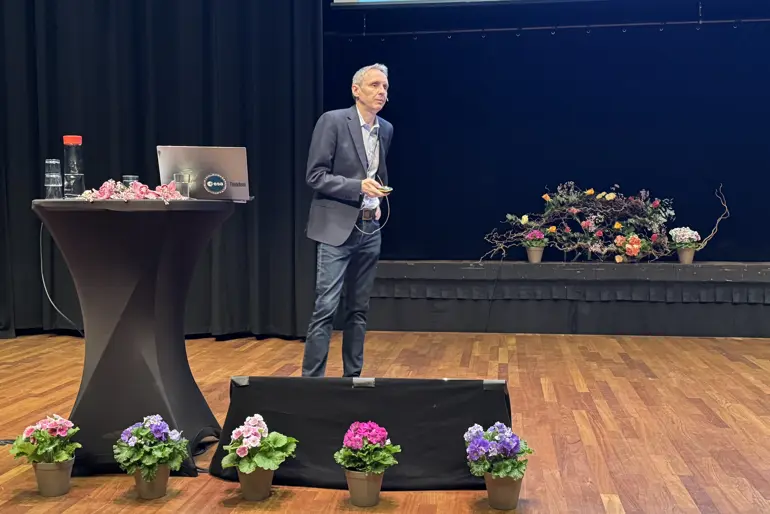 En mann som står på en scene
