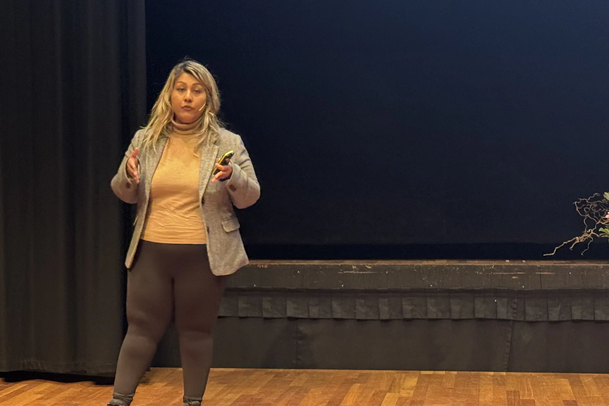 En person som står på en scene