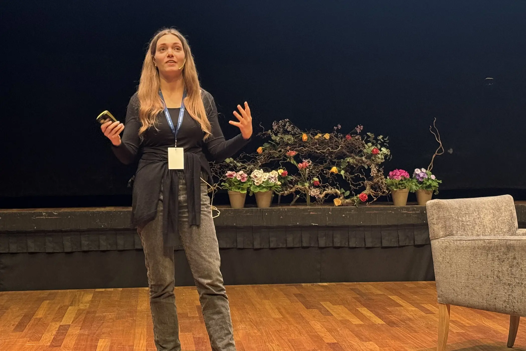 En kvinne som står på en scene